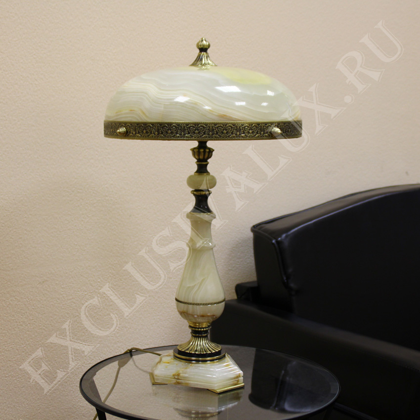Настольная лампа с каменным плафоном из оникса