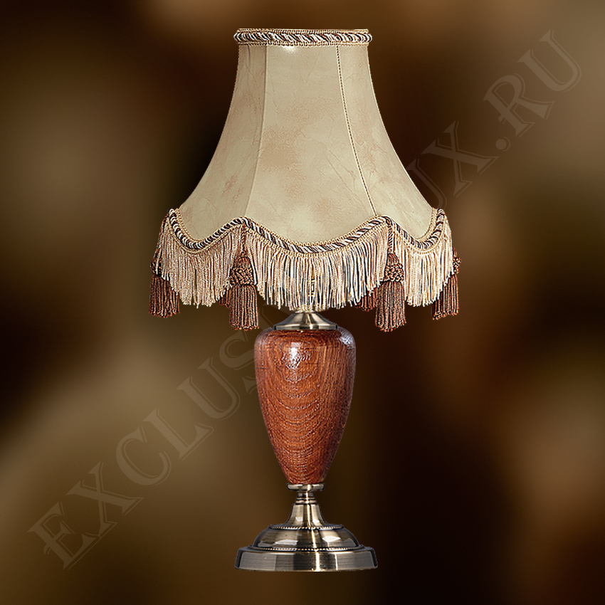 Настольная лампа с элементами дерева
