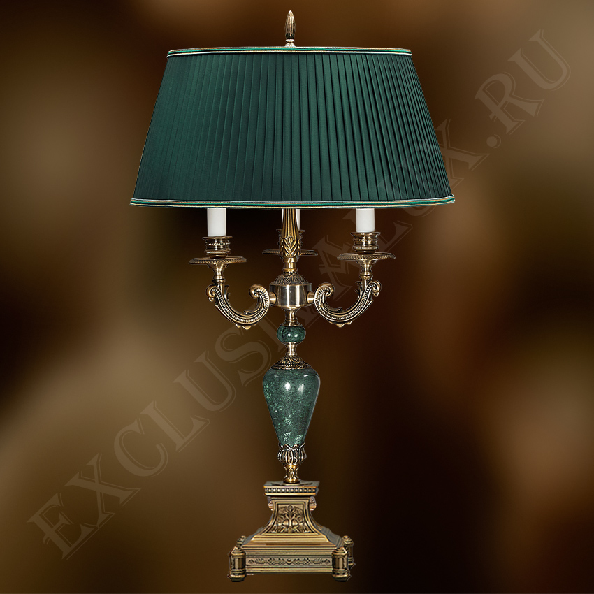 Настольная лампа с зеленым абажуром и камнем